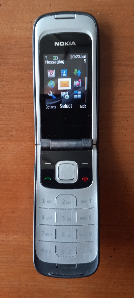 NOKIA 2720 flip phone... original