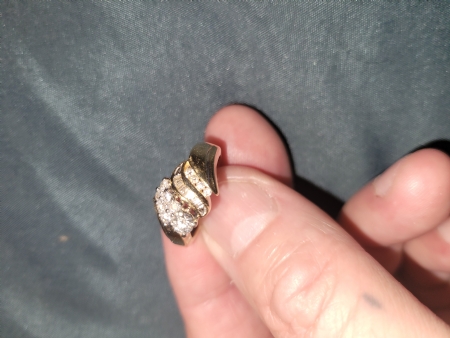 Ladies 14k gold 19 diamond ring