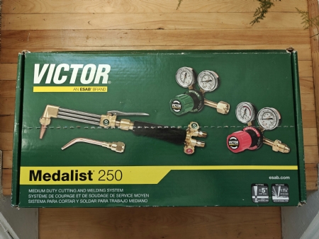 NEW Victor Medalist 250 Torch Set