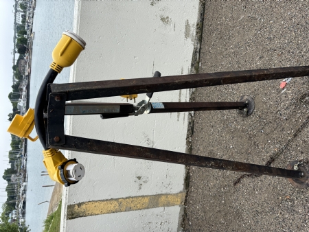 Tripod stabilizer for 5th wheel