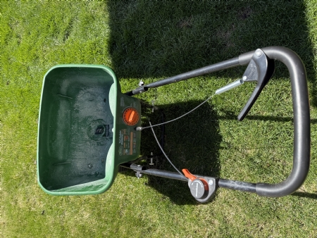 Fertilizer spreader